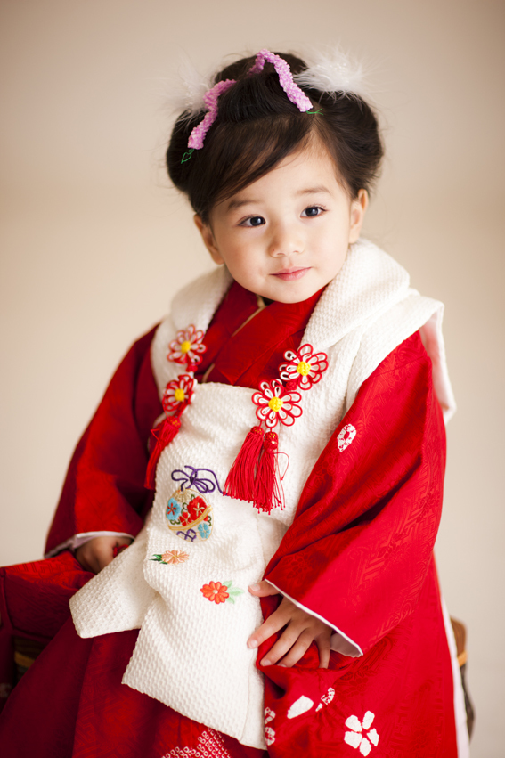 赤い着物の3歳の女の子いの写真